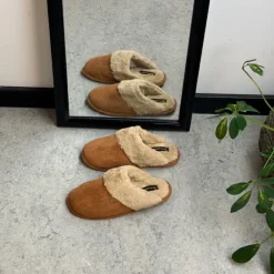 Brun hjemmesko med synlig pelskant