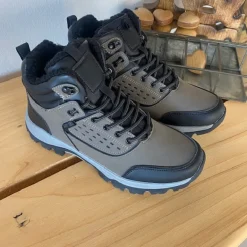 Brun vandafvisende herreankelstøvle med varmt for, robust TPR-sål og lynlås i siden