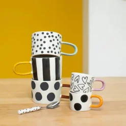 Caroline Gardner Mono Ditsy Spot krus – håndmalet stentøj med prikket design