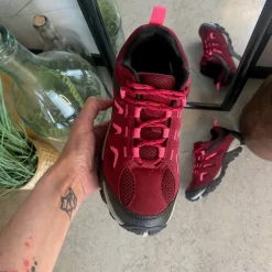 Damesko i bordeaux-pink med TPR-sål og snørebånd – åndbar og komfortabel