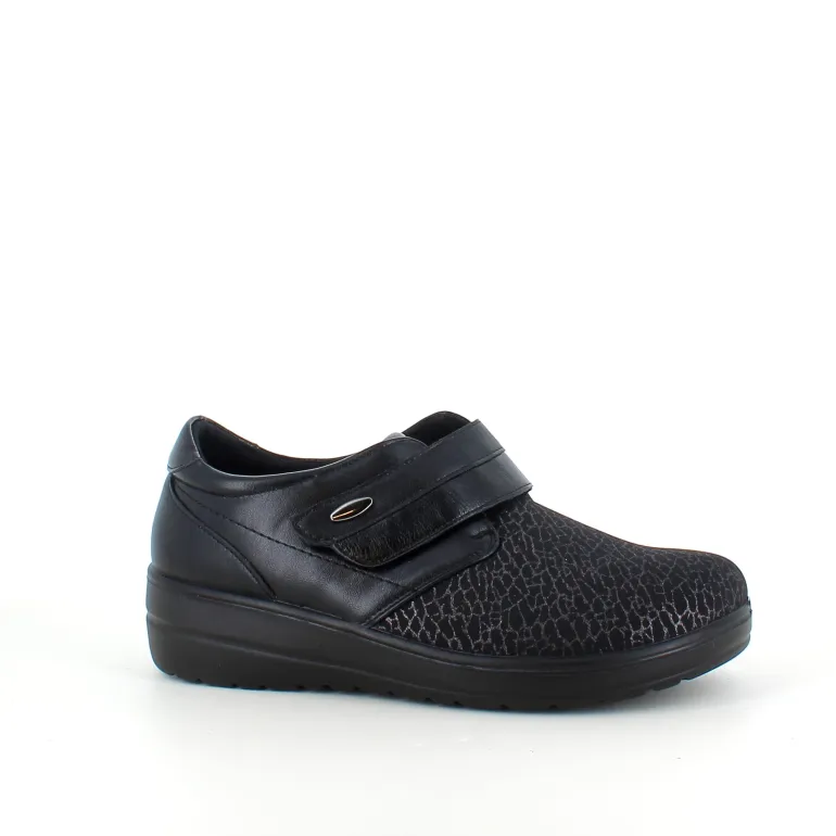 Damesko i sort PU med mønstret overdel, velcrolukning og fleksibel PU-sål