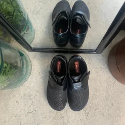 Damesko i sort PU med mønstret overdel, velcrolukning og fleksibel PU-sål