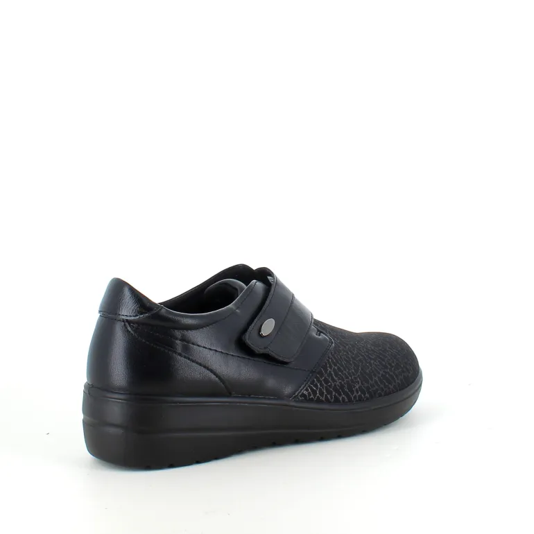 Damesko i sort PU med mønstret overdel, velcrolukning og fleksibel PU-sål