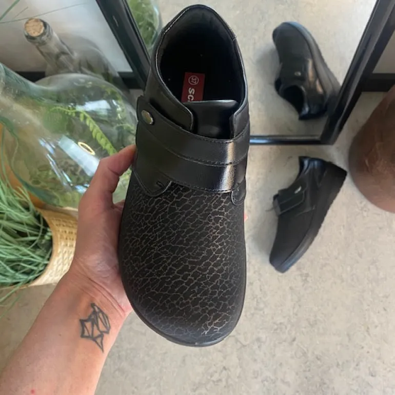 Damesko i sort PU med mønstret overdel, velcrolukning og fleksibel PU-sål