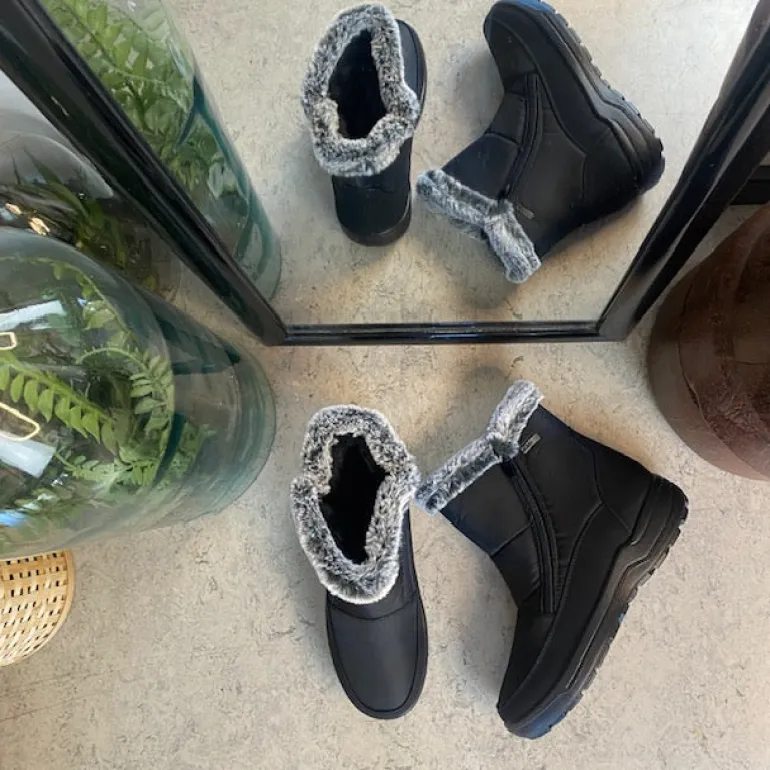 Damestøvletter i sort PU med pelskant og varmt for – 2 lynlåse og komfortabel PU-sål