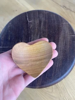 Dekorativ og funktionel hjerteformede træskål