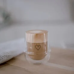 Dobbeltvægget glas med hjerte – elegant og funktionelt termoglas til kaffe & te