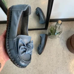 Elegant ballerina i blåt farvet skind