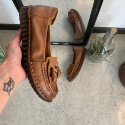 Elegant ballerina i brunt skind