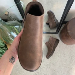 Elegant brun støvlet med meomory foam fra Skechers