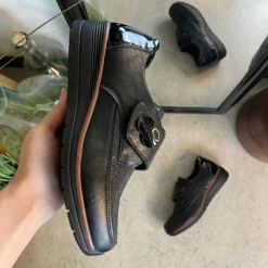 Elegant damesko med flotte detaljer og velcrolukning