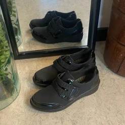 Elegant sko med velcro og flotte detaljer