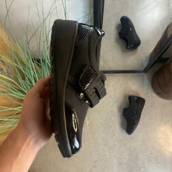 Elegant sko med velcro og flotte detaljer