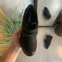 Elegant sko med velcro og flotte detaljer