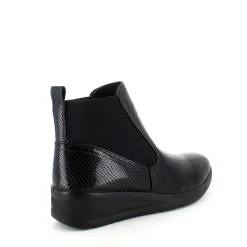 Elegant sort lakstøvle med bred elastikåbning