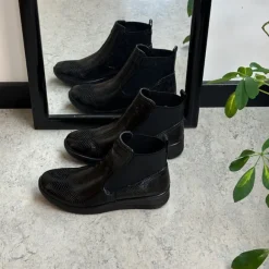 Elegant sort lakstøvle med bred elastikåbning