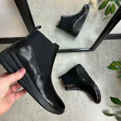 Elegant sort lakstøvle med bred elastikåbning