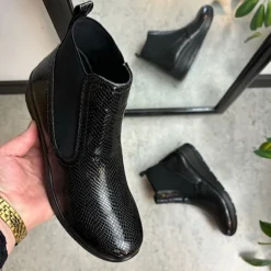 Elegant sort lakstøvle med bred elastikåbning