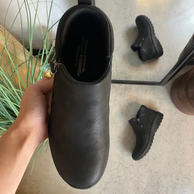 Elegant sort støvlet med meomory foam fra Skechers