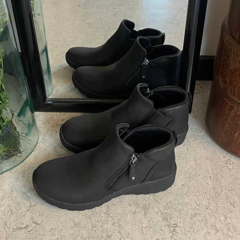 Elegant sort støvlet med meomory foam fra Skechers