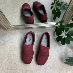 Fleksibel sko med skridhæmmende såler