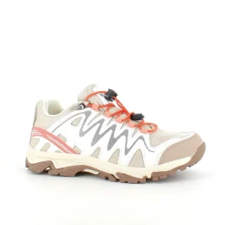 Fleksible beige sneakers med elastiksnørebånd.