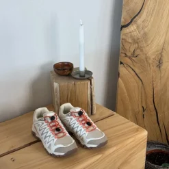 Fleksible beige sneakers med elastiksnørebånd.