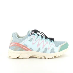 Fleksible blå sneakers med elastiksnørebånd.