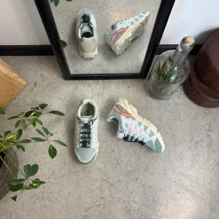 Fleksible blå sneakers med elastiksnørebånd.