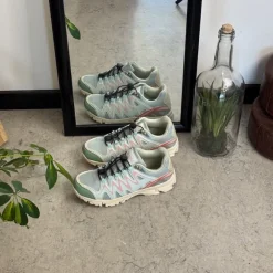 Fleksible blå sneakers med elastiksnørebånd.