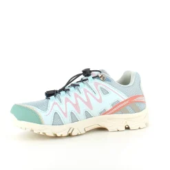 Fleksible blå sneakers med elastiksnørebånd.