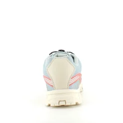 Fleksible blå sneakers med elastiksnørebånd.