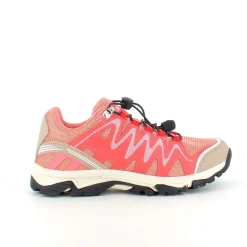 Fleksible laksefarvede sneakers med elastiksnørebånd.