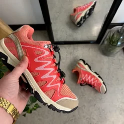 Fleksible laksefarvede sneakers med elastiksnørebånd.