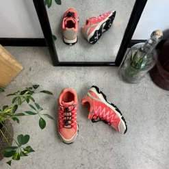 Fleksible laksefarvede sneakers med elastiksnørebånd.