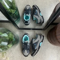 Funktionel vandresko i grå med åndbart mesh og stødabsorberende sål