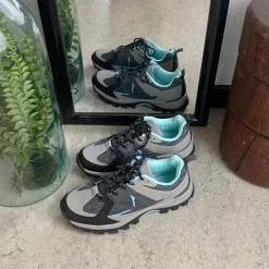 Funktionel vandresko i grå med åndbart mesh og stødabsorberende sål