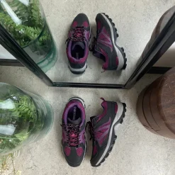 Funktionel vandresko i lilla med åndbart mesh og stødabsorberende sål