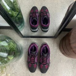 Funktionel vandresko i lilla med åndbart mesh og stødabsorberende sål