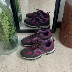 Funktionel vandresko i lilla med åndbart mesh og stødabsorberende sål