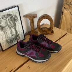 Funktionel vandresko i lilla med åndbart mesh og stødabsorberende sål