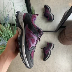 Funktionel vandresko i lilla med åndbart mesh og stødabsorberende sål