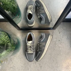 Grå letvægtssko i åndbart materiale fra Woden.