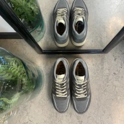 Grå letvægtssko i åndbart materiale fra Woden.