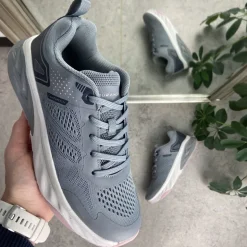 Grå sko fra Endurance med smarte detaljer og god stødabsorbering.