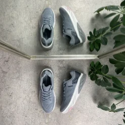 Grå sko fra Endurance med smarte detaljer og god stødabsorbering.