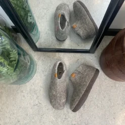 Green Comfort uld hjemmesko med rågummi bund og Støt Brysterne logo