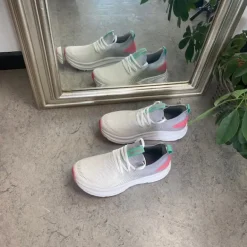 Grå/hvid åndbar slip on sko med stødabsorbering