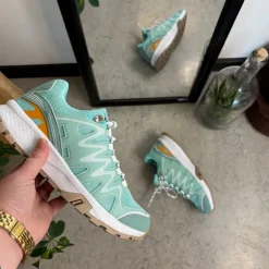 Grøn sko med åndbar overdel og flotte detaljer