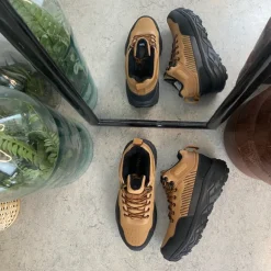 Herre ankelstøvle i lysebrun PU med snørebånd, let for og stødabsorberende EVA-sål